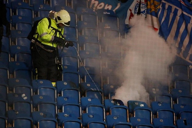 Hooligan phá nát trận đấu của Hertha Berlin - Bóng Đá