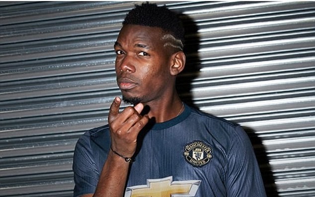 Man Utd ra mắt áo đấu mùa 2018/19: Pogba cực ngầu, Jones bảnh hơn bao giờ hết - Bóng Đá