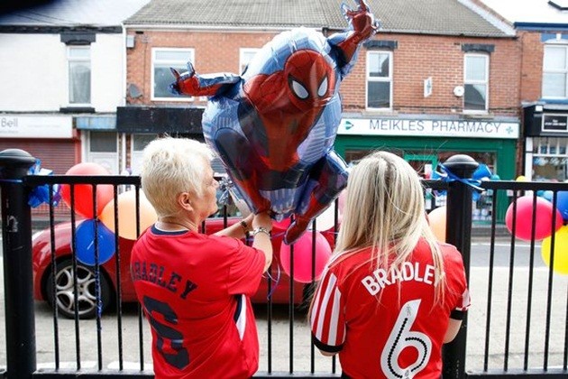 Jermain Defoe rơi nước mắt trong ngày tiễn đưa người bạn nhỏ Bradley Lowery - Bóng Đá