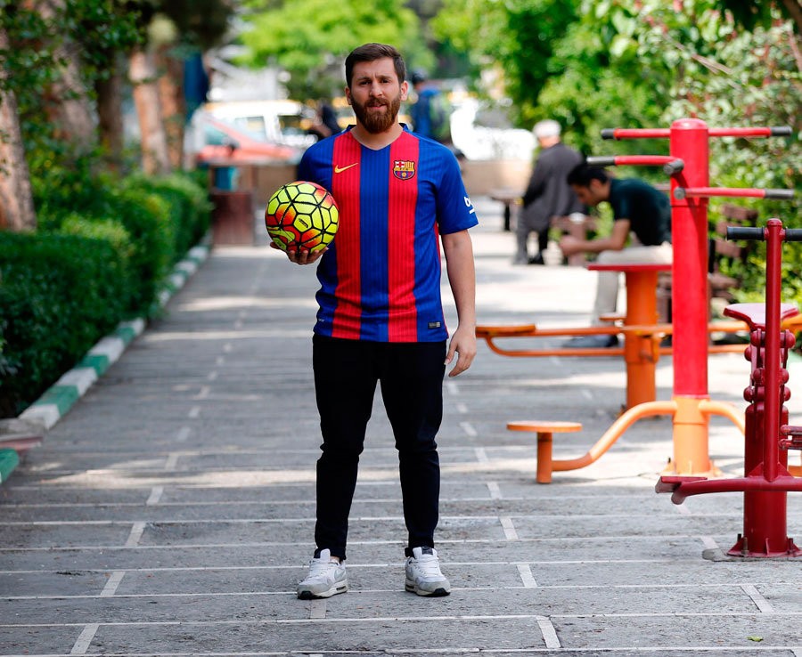 Chùm ảnh: Chàng trai nổi tiếng vì giống Messi đến khó tin - Bóng Đá