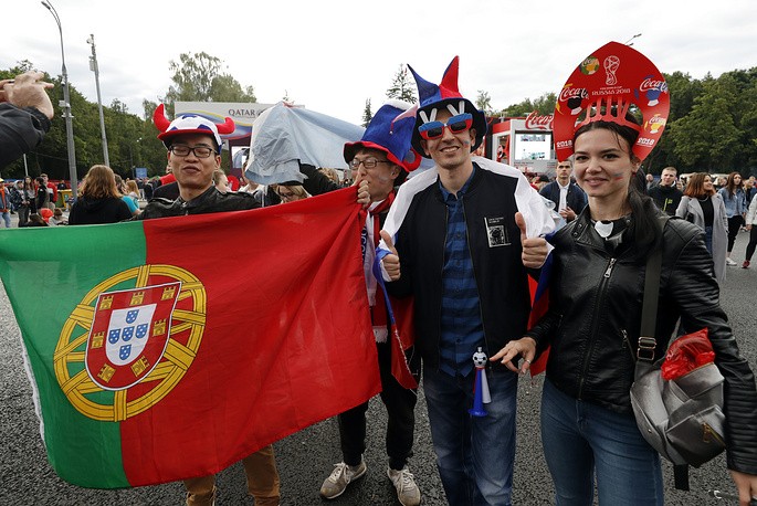 CĐV tứ xứ biến Moscow thành 'đại hội sắc màu' trước thềm khai mạc World Cup - Bóng Đá
