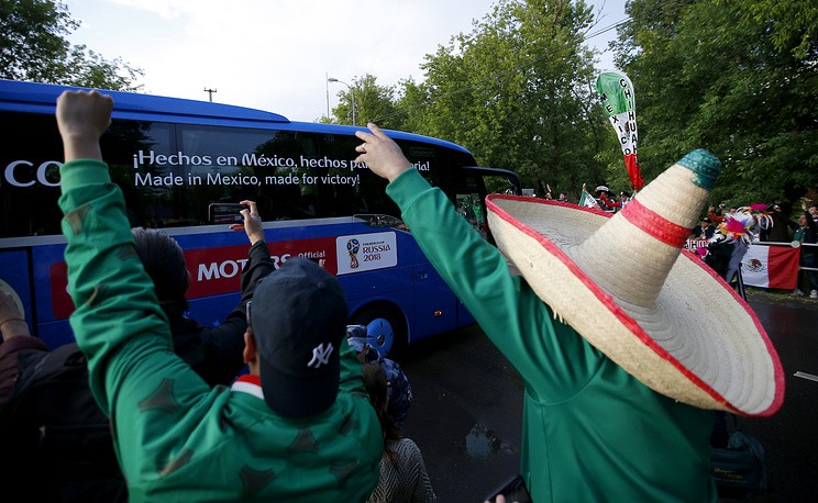 CĐV tứ xứ biến Moscow thành 'đại hội sắc màu' trước thềm khai mạc World Cup - Bóng Đá