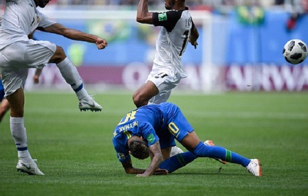 Không được đá phạt đền, Neymar vào tận đường hầm 