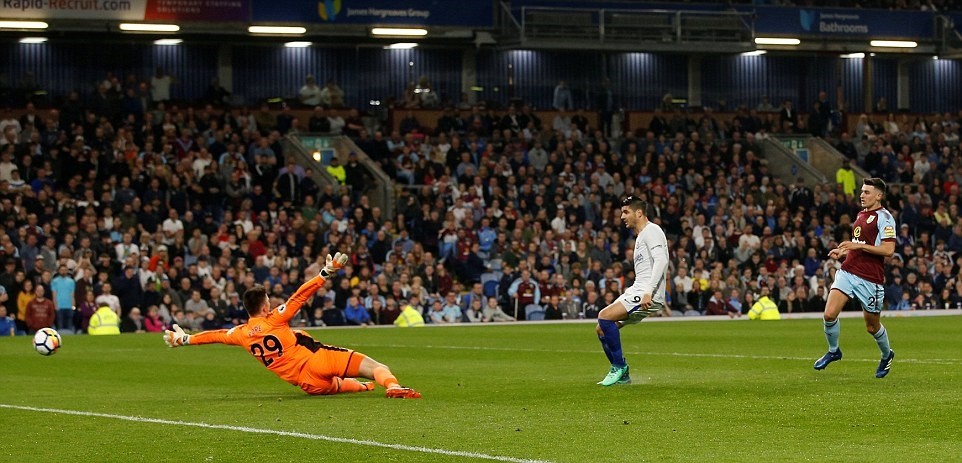 Diego Costa nổi đóa với trọng tài khi Iran câu giờ ngay trong hiệp một - Bóng Đá
