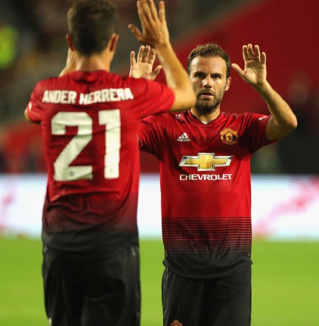 Mata ghi bàn nhưng tân binh của Mourinho mới là 