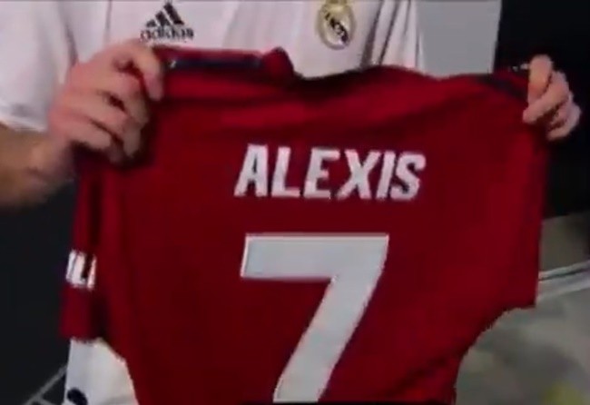 Ảnh tài năng trẻ Real Sergio Lopez xin áo Sanchez - Bóng Đá