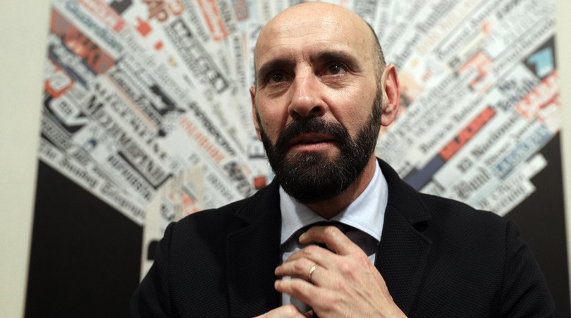 GĐTT Monchi so sánh Messi với Totti - Bóng Đá
