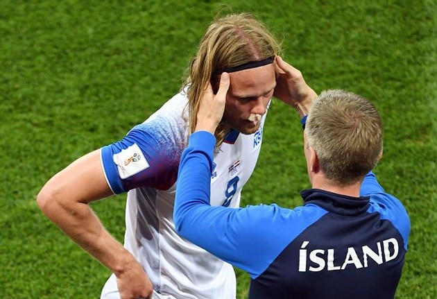 Chiến đấu đổ máu, Iceland vẫn cay đắng rời giải vì sai lầm hàng thủ - Bóng Đá
