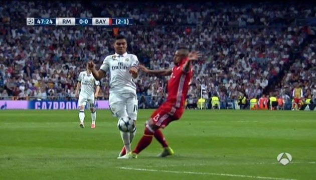 TRANH CÃI: Trọng tài ĐÚNG khi đuổi Vidal, Bayern cũng được HƯỞNG LỢI - Bóng Đá