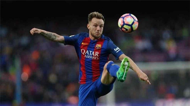 Rakitic: Chủ tịch Pique yêu cầu tôi nhường pen cho Mascherano - Bóng Đá