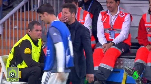 Simeone hỏi...xin bánh Morata ngay trên sân - Bóng Đá