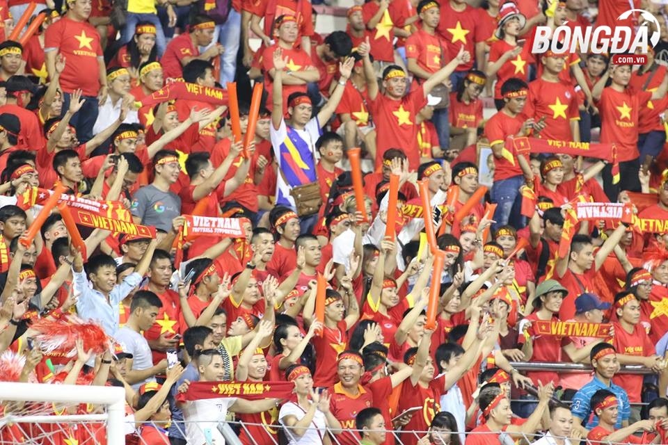 CĐV Việt Nam cháy hết mình trên khán đài sân Selayang - Bóng Đá