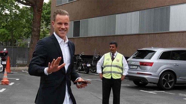 Ter Stegen là 'lao công' trong phòng thay đồ Barca - Bóng Đá