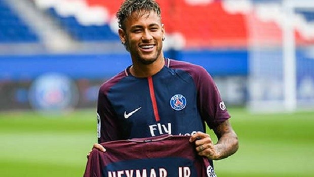 PSG thu về bao nhiêu tiền trong ngày đầu tiên bán áo đấu Neymar? - Bóng Đá