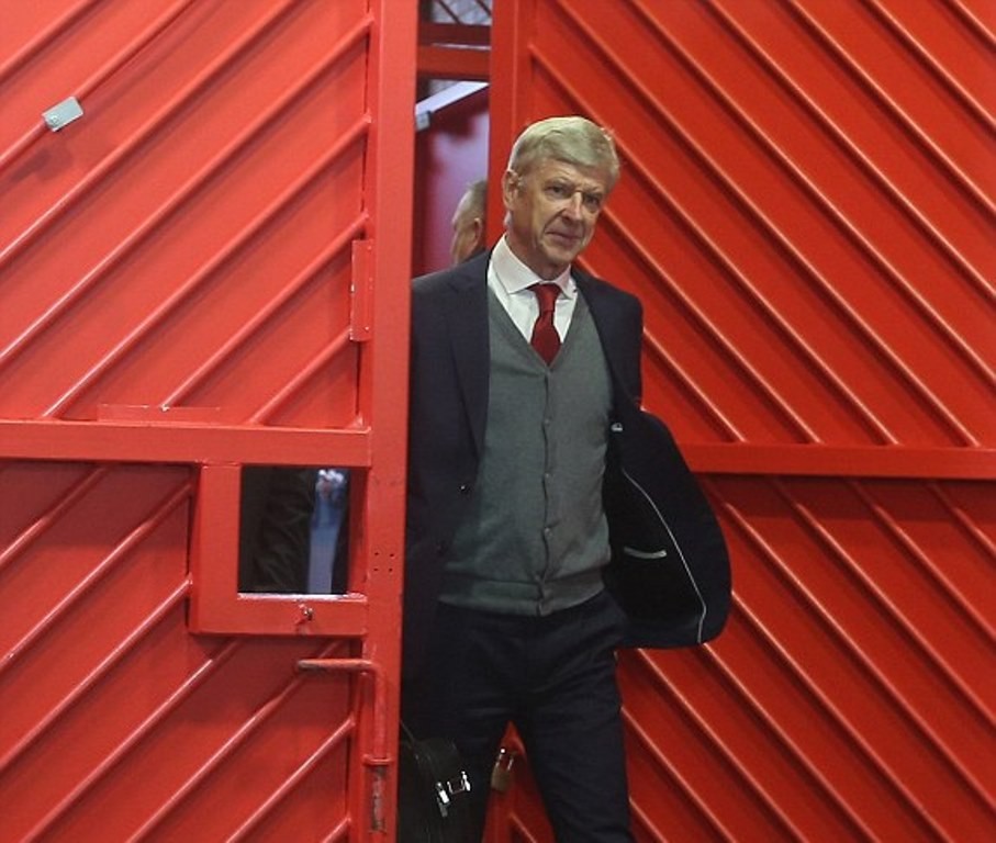 Sir Alex tái xuất, cùng Mourinho tặng quà cho HLV Wenger - Bóng Đá
