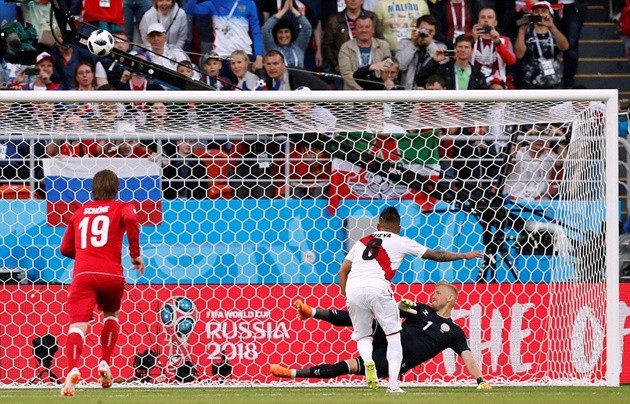 Cầu thủ Peru khóc như mưa sau khi sút bay chiến thắng của đội nhà - Bóng Đá