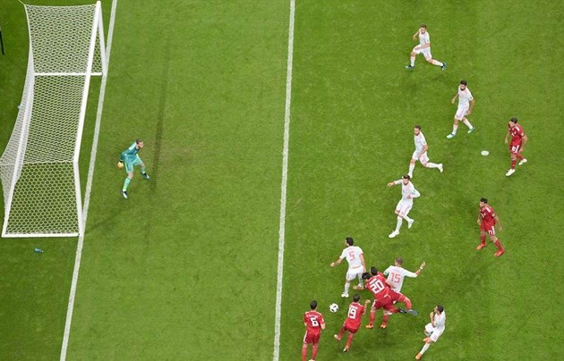 Diego Costa nổi đóa với trọng tài khi Iran câu giờ ngay trong hiệp một - Bóng Đá