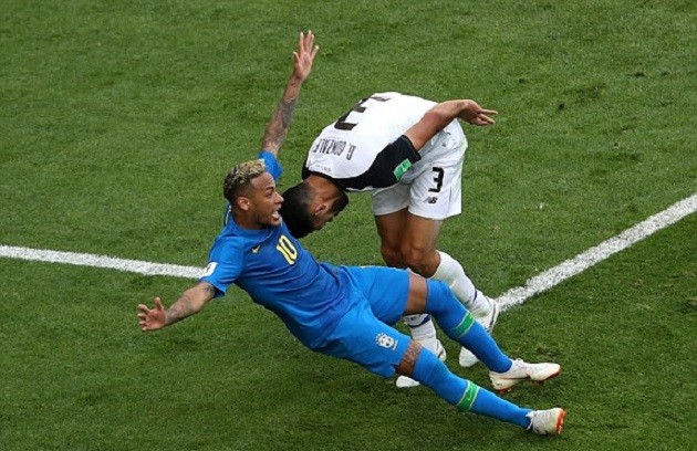 Không được đá phạt đền, Neymar vào tận đường hầm 
