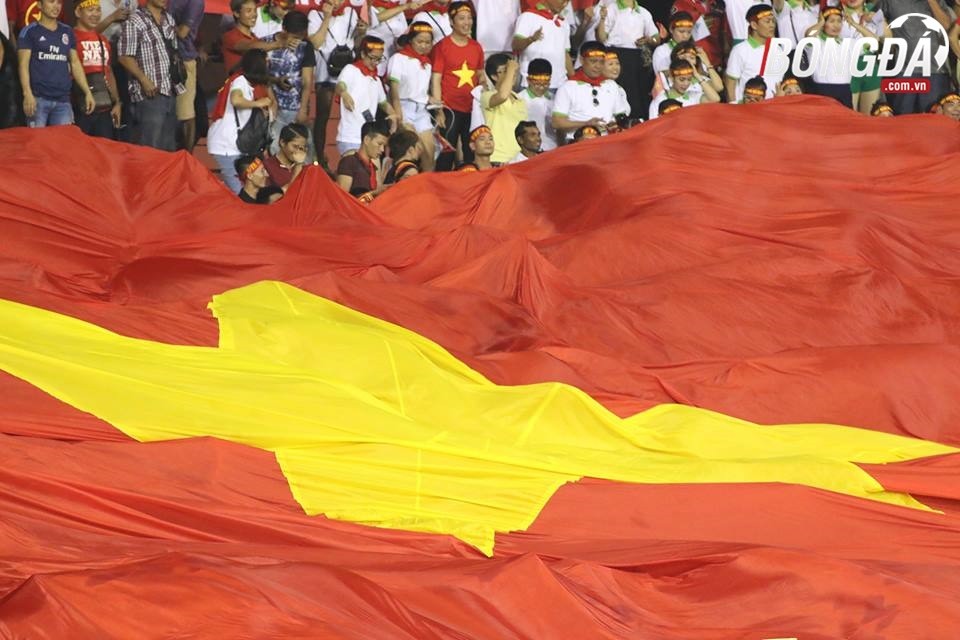 CĐV Việt Nam cháy hết mình trên khán đài sân Selayang - Bóng Đá