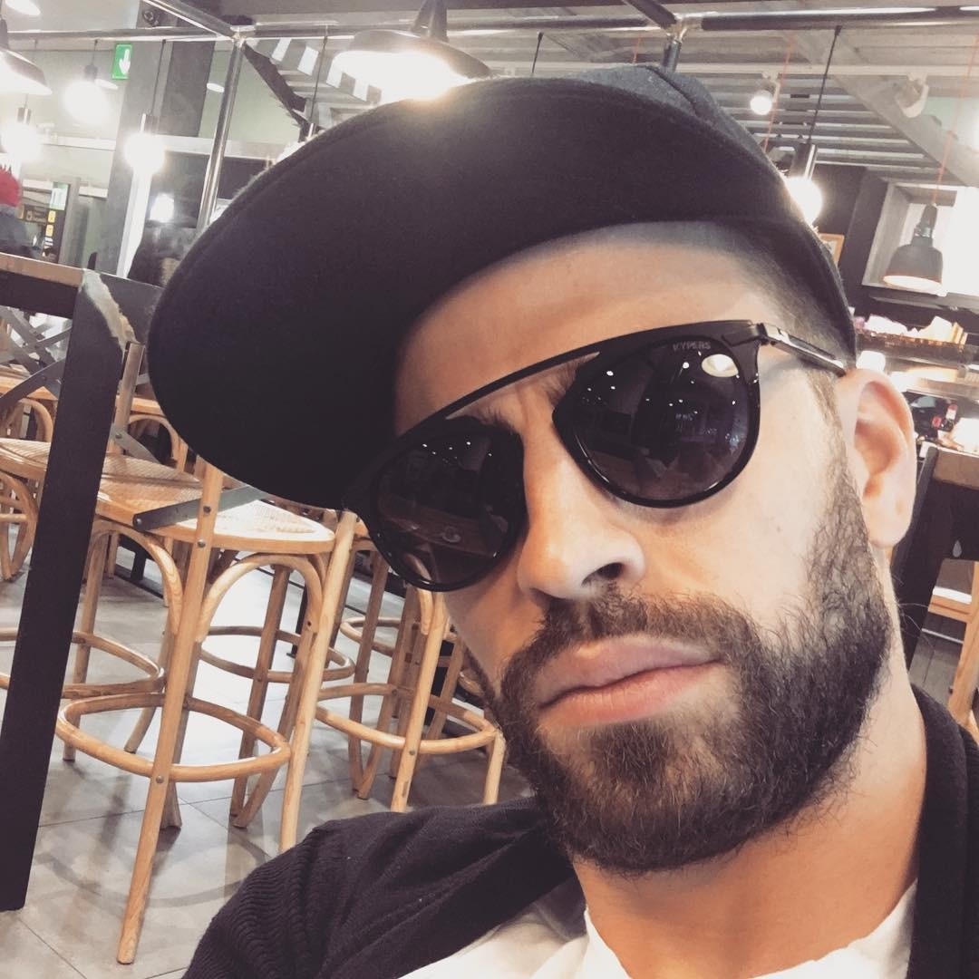 Gerard Pique - Ông hoàng mắt kính - Bóng Đá