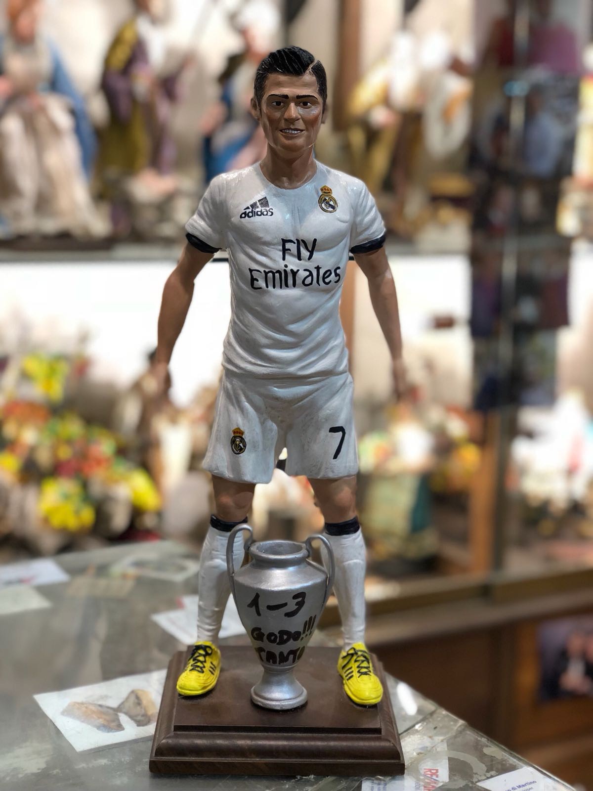Làm người hùng cứu Real, Ronaldo được tạc tượng ghi công - Bóng Đá