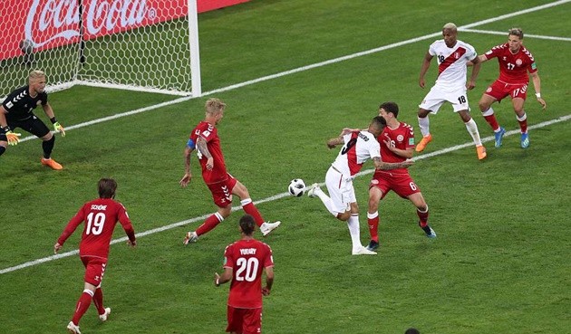 Cầu thủ Peru khóc như mưa sau khi sút bay chiến thắng của đội nhà - Bóng Đá