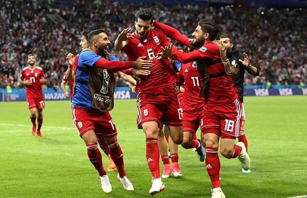 Diego Costa nổi đóa với trọng tài khi Iran câu giờ ngay trong hiệp một - Bóng Đá