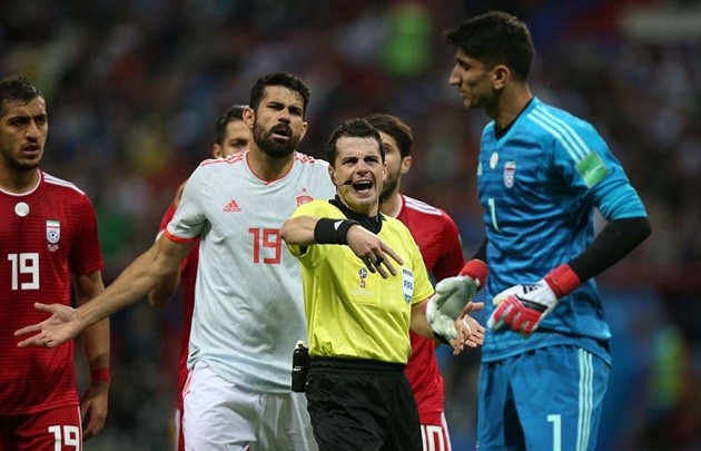 Diego Costa nổi đóa với trọng tài khi Iran câu giờ ngay trong hiệp một - Bóng Đá
