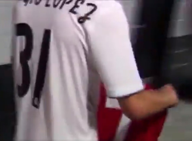 Ảnh tài năng trẻ Real Sergio Lopez xin áo Sanchez - Bóng Đá