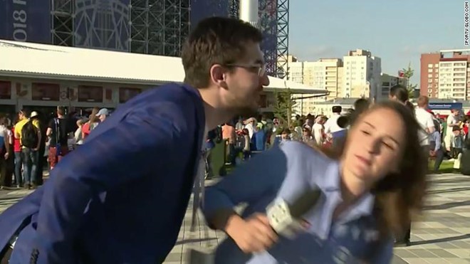 Nữ phóng viên World Cup quát người định hôn mình - Bóng Đá