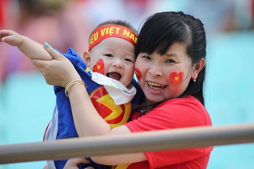 CĐV Việt Nam biến sân Jeonju thành 