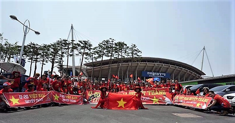 CĐV Việt Nam biến sân Jeonju thành 