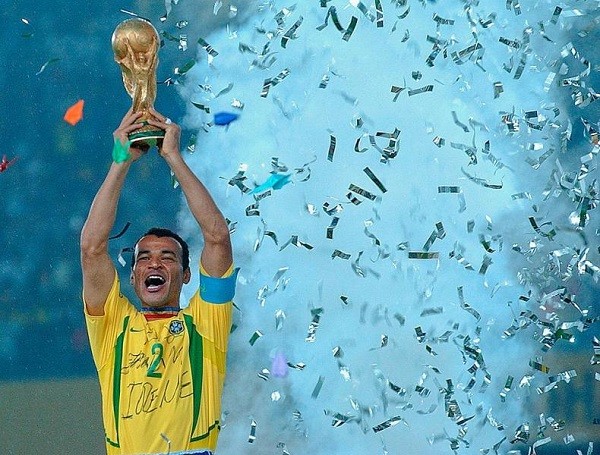 Brazil sẽ khốn đốn khi thiếu Alves - Bóng Đá
