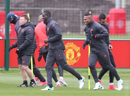 De Gea, Rooney xuất hiện trên sân tập trước giờ lên đường sang Bỉ - Bóng Đá