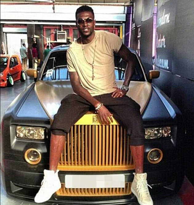 Adebayor khoe những mẫu xe độc nhất vô nhị - Bóng Đá