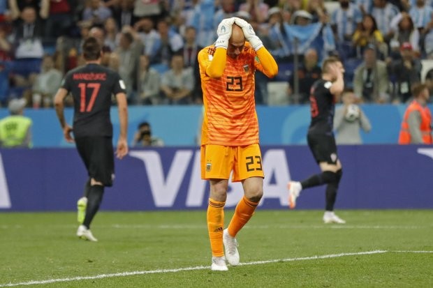 Vừa đến Chelsea, HLV Sarri và Jorginho đã lao vào tập luyện - Bóng Đá