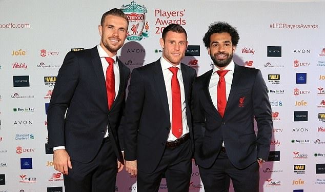Gala trao giải cuối năm của Liverpool: Mohamed Salah 'mỏi tay' nhận quà - Bóng Đá