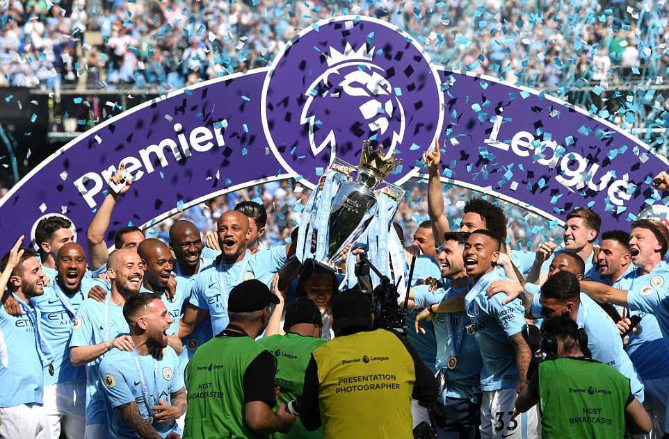 Sau màn rước cúp, dàn sao Man City chơi xuyên đêm - Bóng Đá
