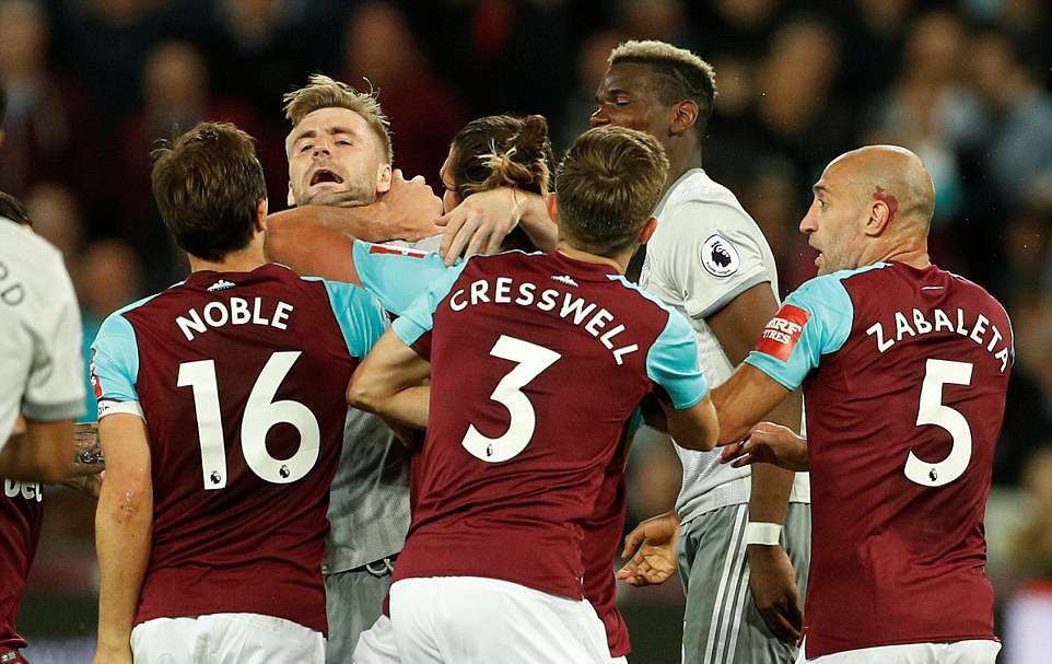 Pogba 'đấu võ' với Mark Noble rồi ôm nhau thắm thiết - Bóng Đá