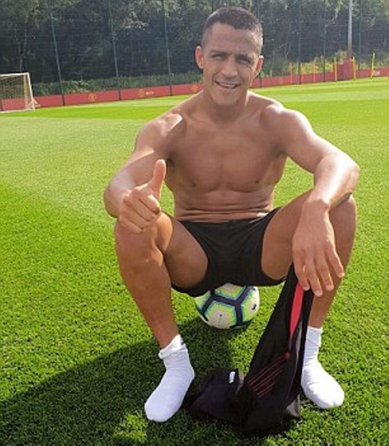 Alexis Sanchez 'một mình một cõi' ở Carrington - Bóng Đá
