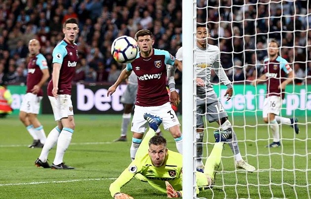 Adrian chặn hai siêu phẩm của Lingard cùng một kịch bản - Bóng Đá