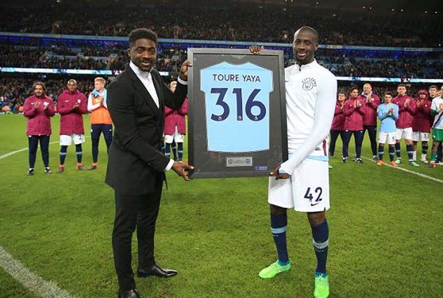 Gác lại mâu thuẫn, Pep trao cho Yaya Toure cái bắt tay thắm thiết ngày tri ân - Bóng Đá