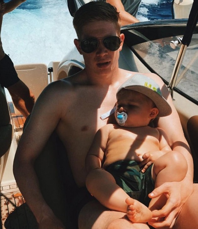 De Bruyne bỏ bóng chăm con; Đại gia đình Rooney du hí Barbados - Bóng Đá