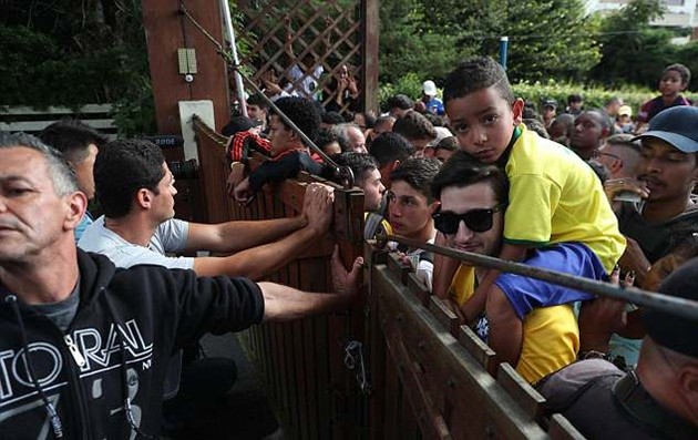 Fan nhí trèo rào, khóc lóc chỉ để xem Neymar đá tập - Bóng Đá
