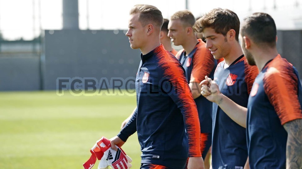 Sao tuyển Bỉ tươi như hoa trong ngày đầu ở Dortmund - Bóng Đá