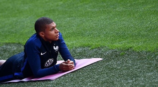 Vừa lên tuyển, Kylian Mbappe đã gặp vận đen - Bóng Đá