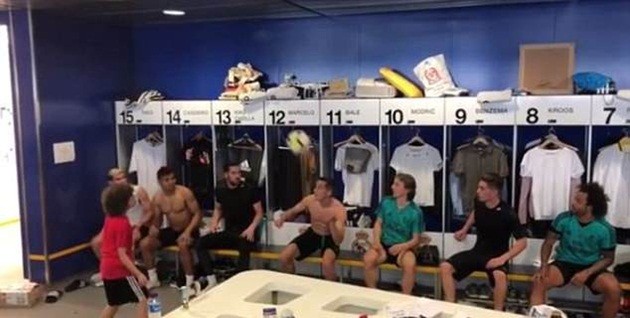 Con trai Marcelo làm điều không tưởng trong phòng thay đồ của Real Madrid - Bóng Đá