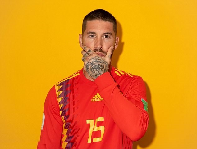 ramos khoe hình xăm - Bóng Đá