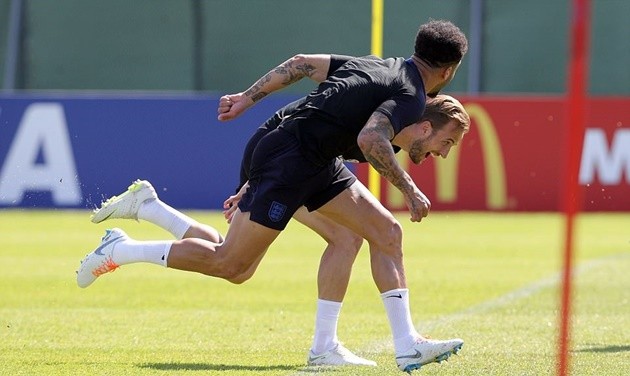 Kyle Walker tròn mắt nhìn Harry Kane đua tốc độ trên sân tập - Bóng Đá