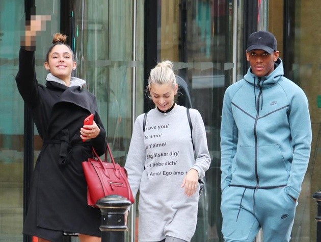 Anthony Martial dạo phố cùng bạn gái xinh như mộng - Bóng Đá